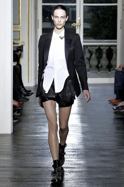 Look 10